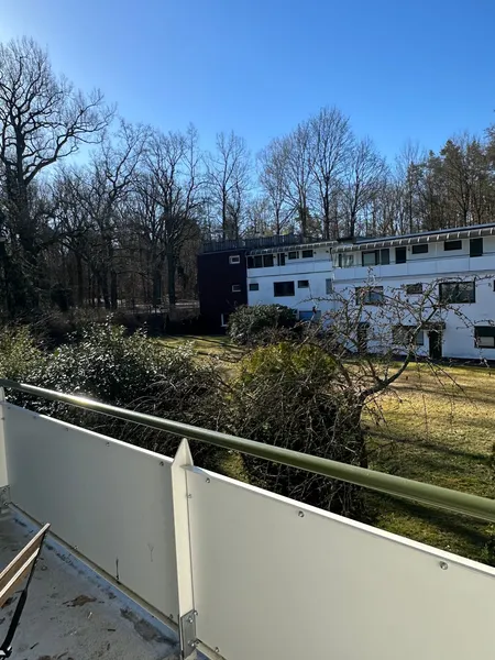 Sanierte Teilmöblierte Wohnung mit zwei Zimmern sowie Balkon und EBK in Berlin — photo 1